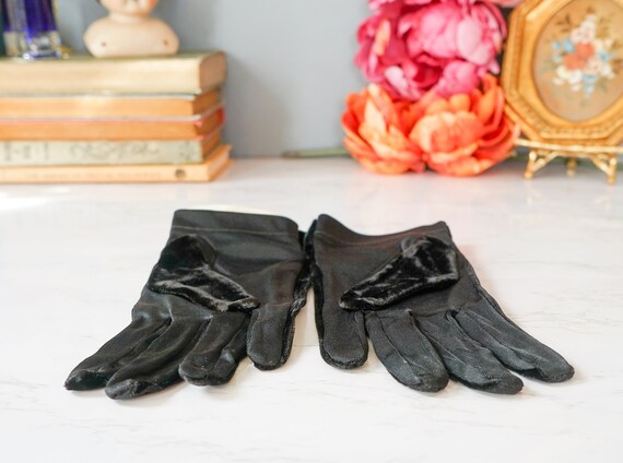 Vintage Black Velvet Ladies Gloves Fownes/ 1950s-… - image 6