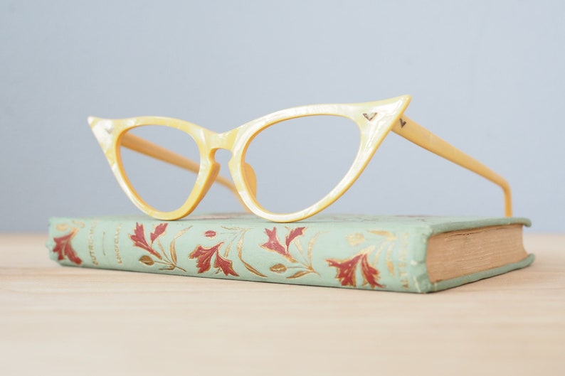Vintage-Brille aus den 1960er Jahren, Cateye-Stil, Rockabilly-Brille von Victory Optical, Marmor-Gelbton, Neuware aus altem Lagerbestand Bild 1