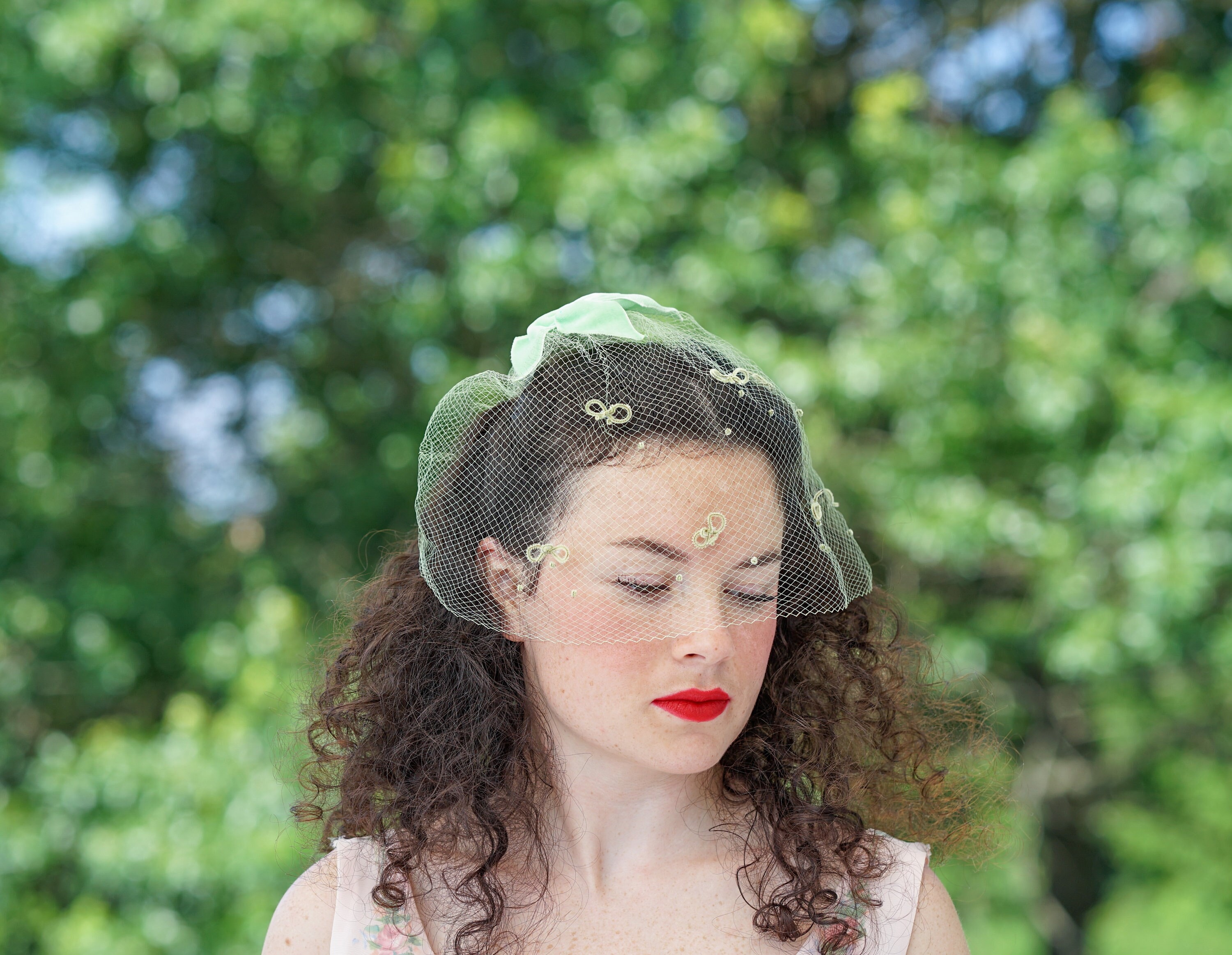 Vintage 1950s or 60s Velvet Cocktail Hat Birdcage Veil Satin Bow Fascinator Silk Bow & 1950s Birdcage Veil main image 3