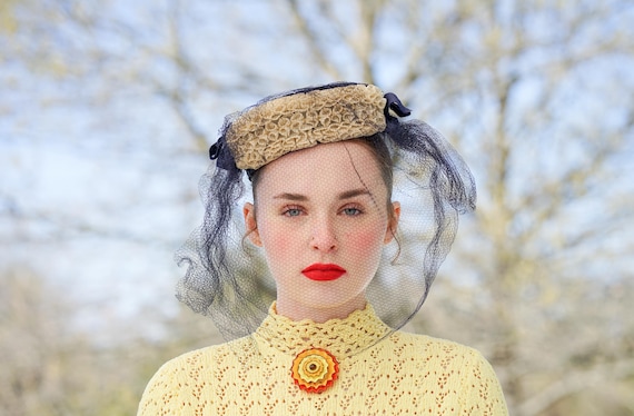 Vintage 1940s Straw Pillbox Hat With Veil by New York  display picture 2