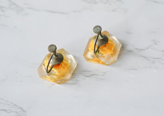 Vintage Carved Lucite Floral Earrings/ 1940s-50s … - image 9