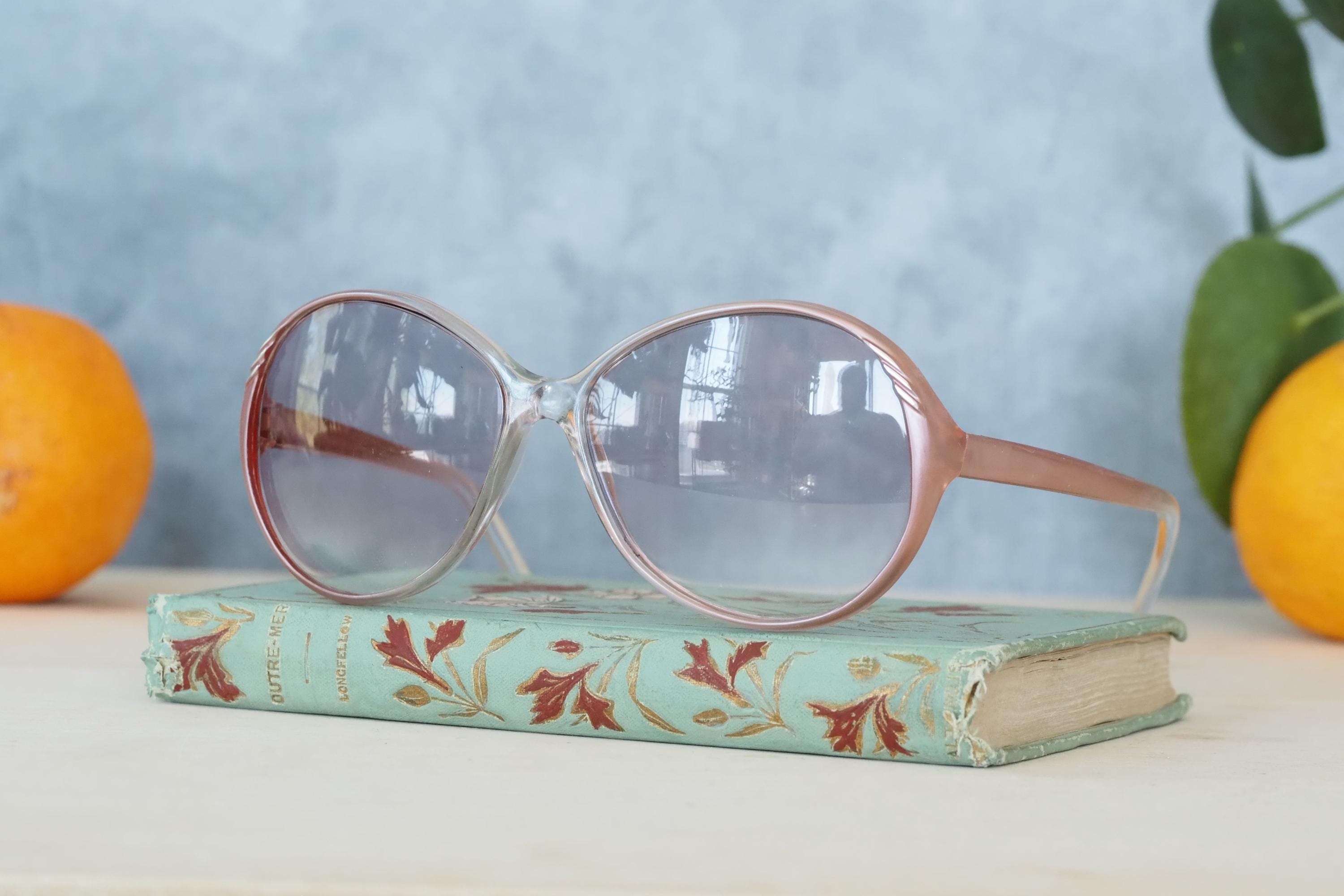 Rare Vintage Foster Grant Women\'s oversized Sunglasses NOS USA 1960s Black & White Sunglasses | Foster Grant – Female  main image 4