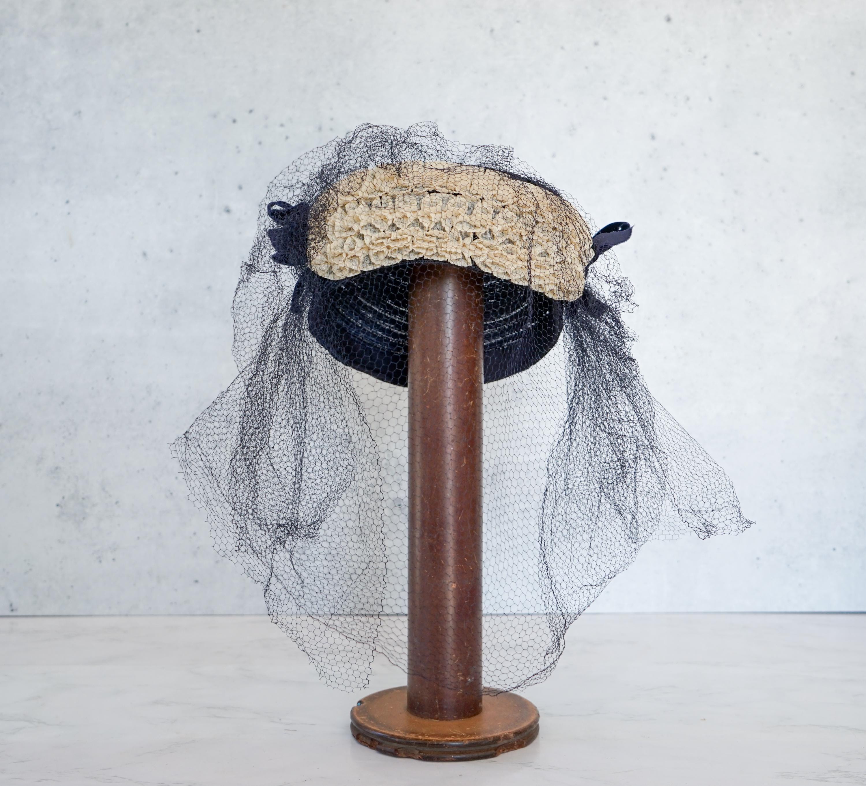 Vintage 1940s Straw Pillbox Hat With Veil by New York  display picture 3
