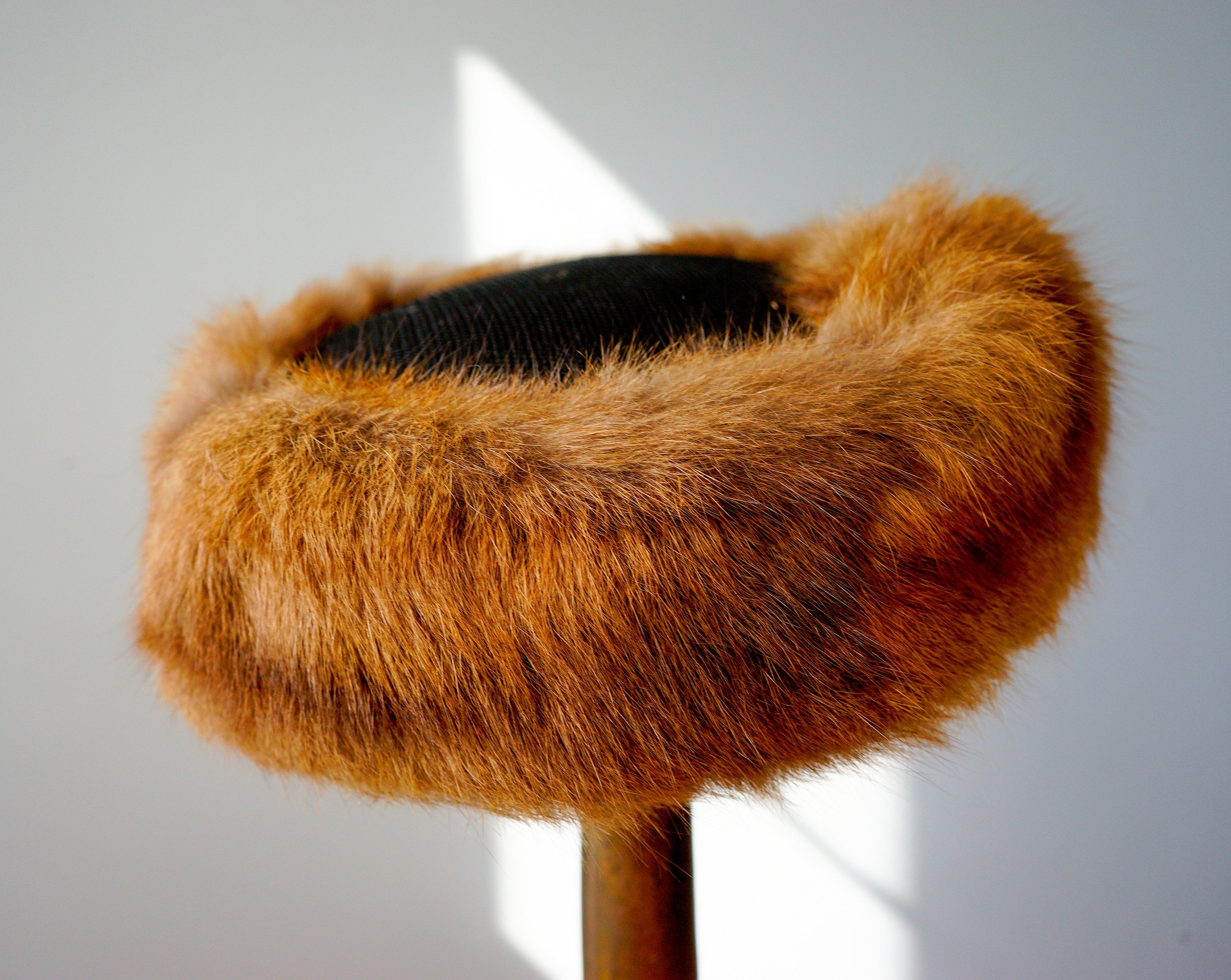Vintage Fox Fur Pillbox Hat 1960s Halo Fur Hat Old Hollywood Winter Hat Ski Glam Vintage Fur Pillbox Hat: 1950s Women Midcentury Retro Fall  main image 4