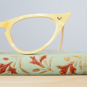 Vintage-Brille aus den 1960er Jahren, Cateye-Stil, Rockabilly-Brille von Victory Optical, Marmor-Gelbton, Neuware aus altem Lagerbestand Bild 5