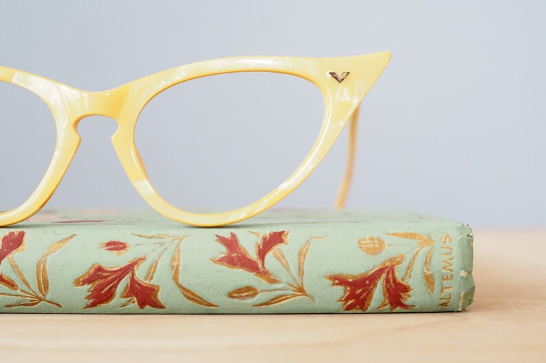 Vintage-Brille aus den 1960er Jahren, Cateye-Stil, Rockabilly-Brille von Victory Optical, Marmor-Gelbton, Neuware aus altem Lagerbestand Bild 5