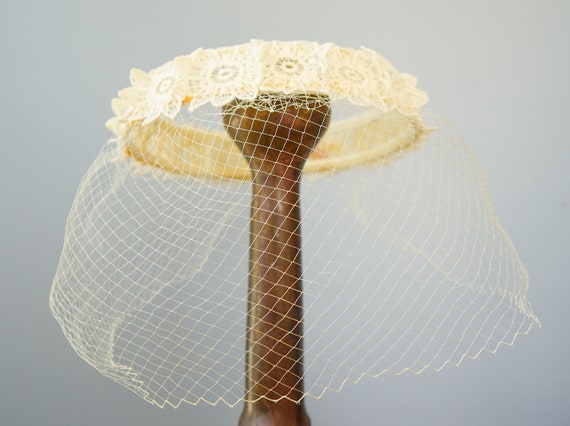 Vintage Floral Lace Whimsy Hat with Hat Box, 1950… - image 5