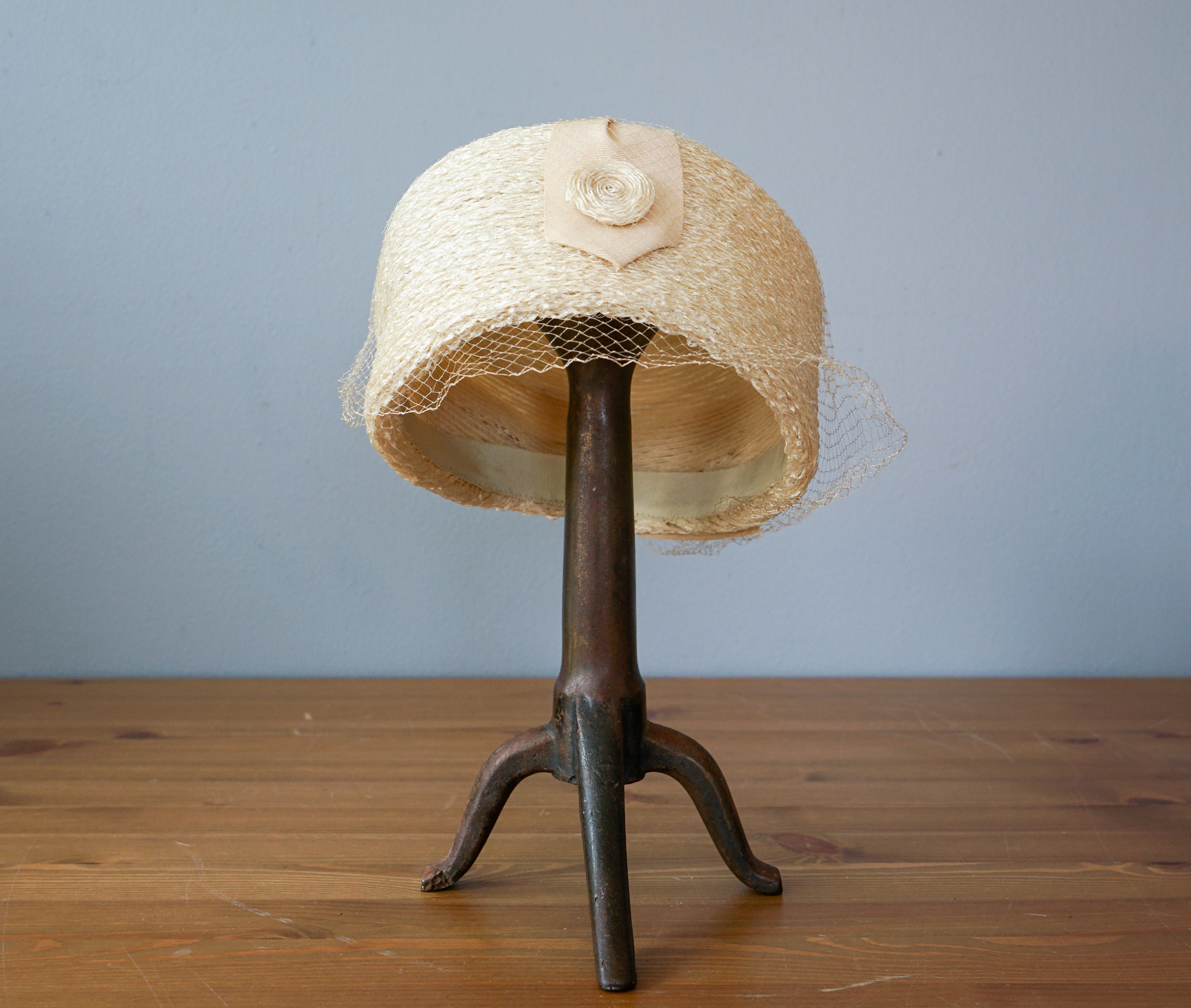 Vtg 60’s Ivory CLOCHE Woven Straw Hat With Tulle And Ribbon, Hat Pin USA Vintage Straw Bucket Hat, Cloche Hat, 1950s-60s Hat, Vintage  main image 3
