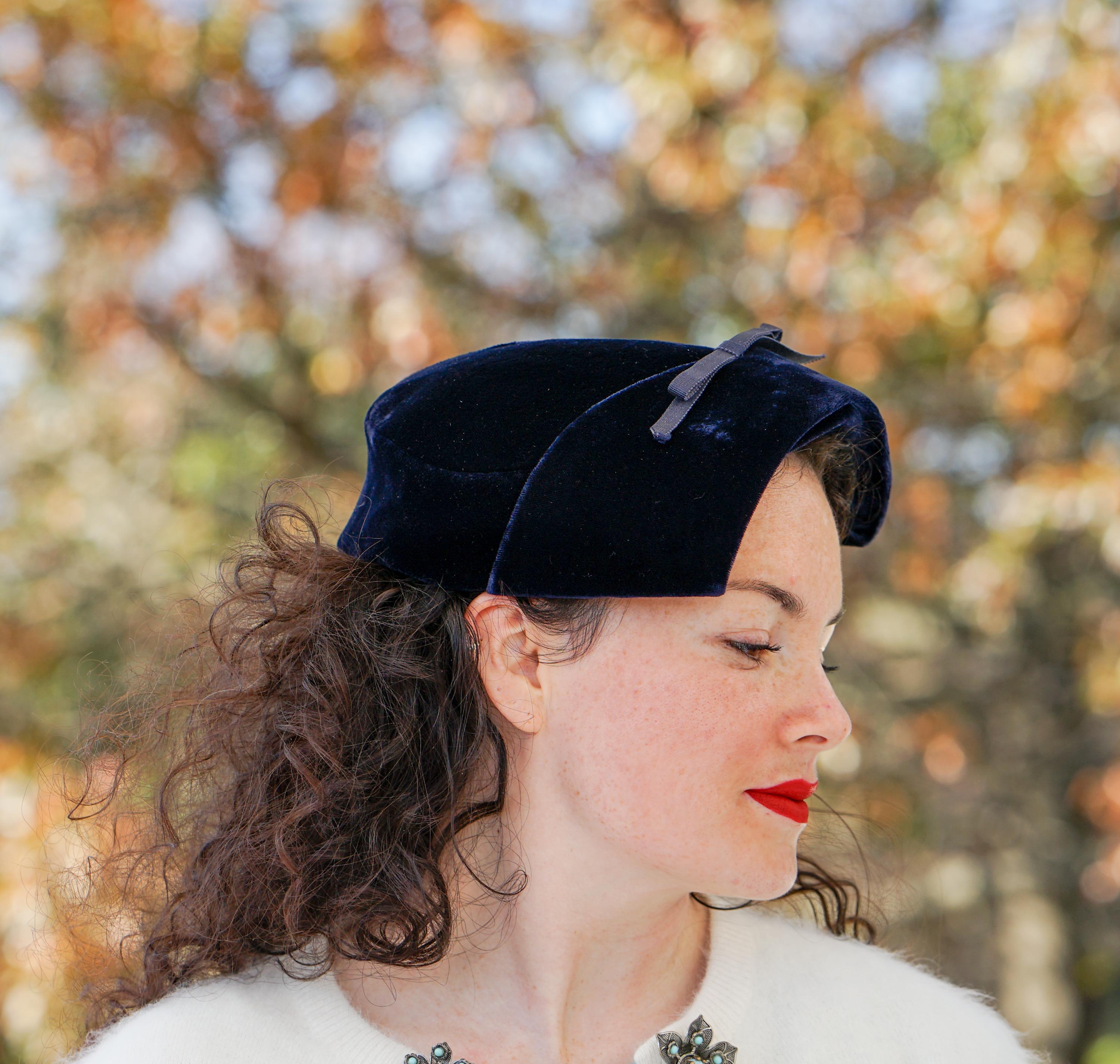 Vintage Velvet Bow Half Hat: 1950s Women Retro Midcentury  display picture 1