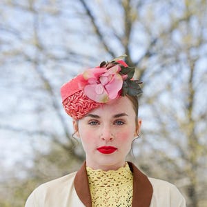 Vintage Blumen Stroh Pillbox Hut, Vintage Frauen Hut, 1950er-60er Jahre Hut, Hochzeitshut, Teeparty Hut, Frühling Sommer Hut, Retro MCM Hut, Osterhut
