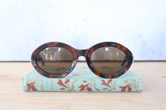 KARL LAGERFELD COLORFUL SUNGLASSES
VINTAGE VINTAGE KARL LAGERFELD 3601 WHITE BLACK LINES GREY LENS  main image 2