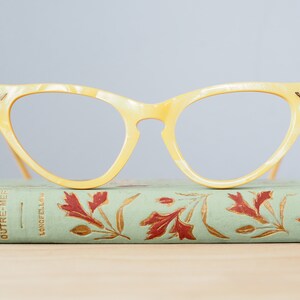 Vintage-Brille aus den 1960er Jahren, Cateye-Stil, Rockabilly-Brille von Victory Optical, Marmor-Gelbton, Neuware aus altem Lagerbestand Bild 4