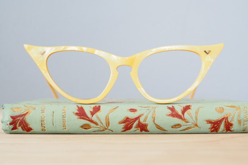 Vintage-Brille aus den 1960er Jahren, Cateye-Stil, Rockabilly-Brille von Victory Optical, Marmor-Gelbton, Neuware aus altem Lagerbestand Bild 4