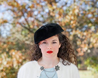 Vintage Velours-Hammer mit halber Neigung: Retro-Fascinator für Damen aus den 1950er- und 1960er-Jahren, Herbst/Winter, im Stil der 50er- und 60er-Jahre, Kopfbedeckung im Stil des alten Geldes