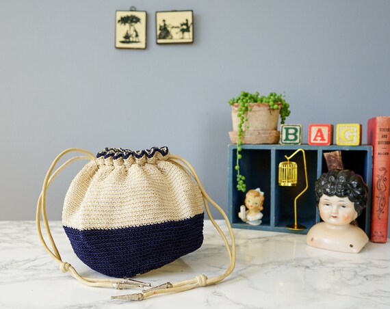 Vintage 1940s Crochet Lucite Drawstring Purse/ Vin
