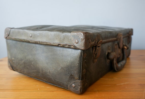 Antique Vintage Metal Suitcase/ Vintage Train Tru… - image 7