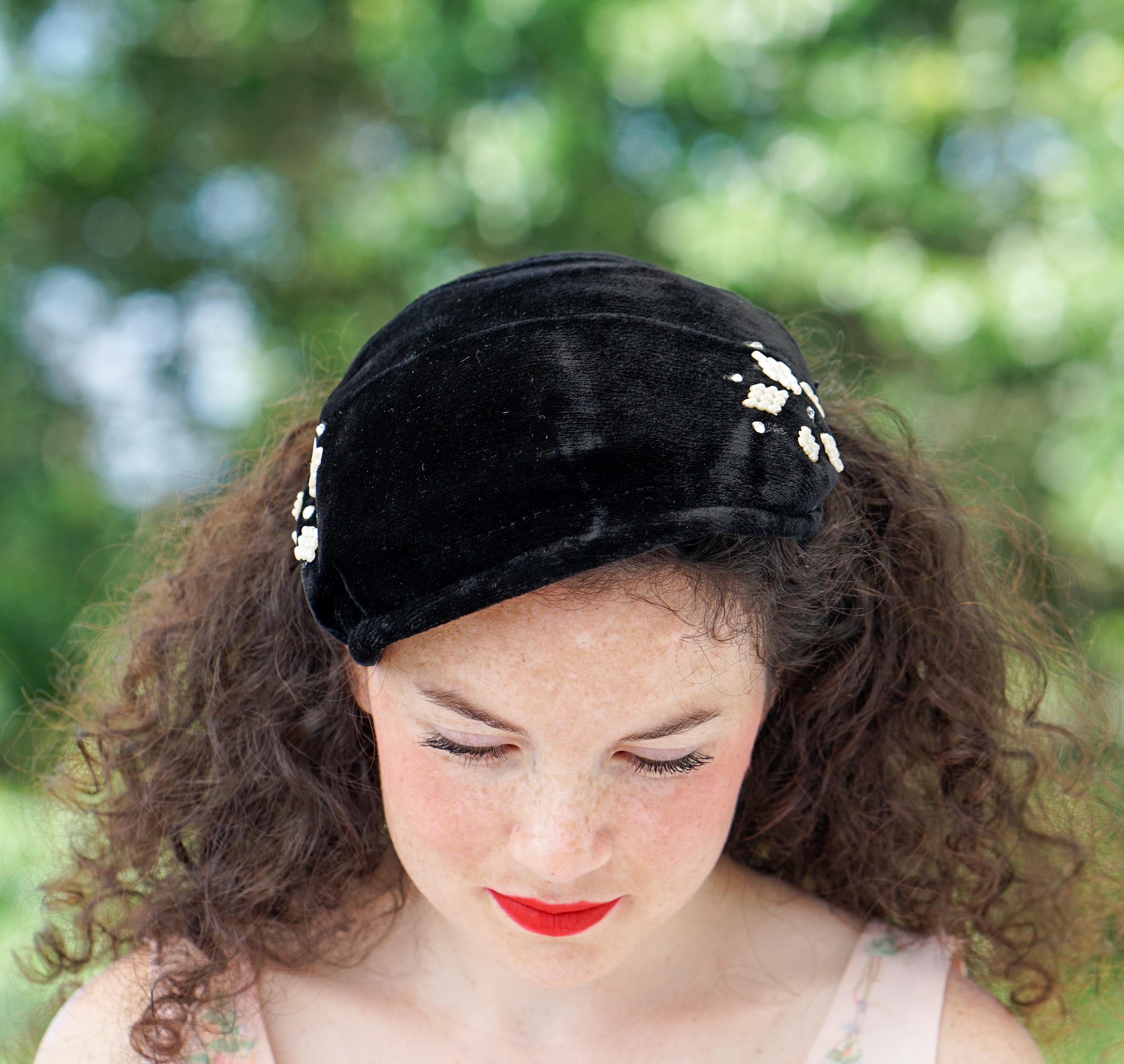 GLAMOROUS 1950s\' DESIGNER CUSTOM MADE VELVET, PEARLS & BEADS COCKTAIL HAT Glamorous hats from the 1950 main image 4