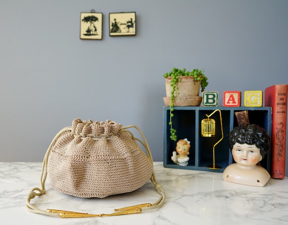 Vintage 1940s Crochet Lucite Drawstring Purse/ Vin