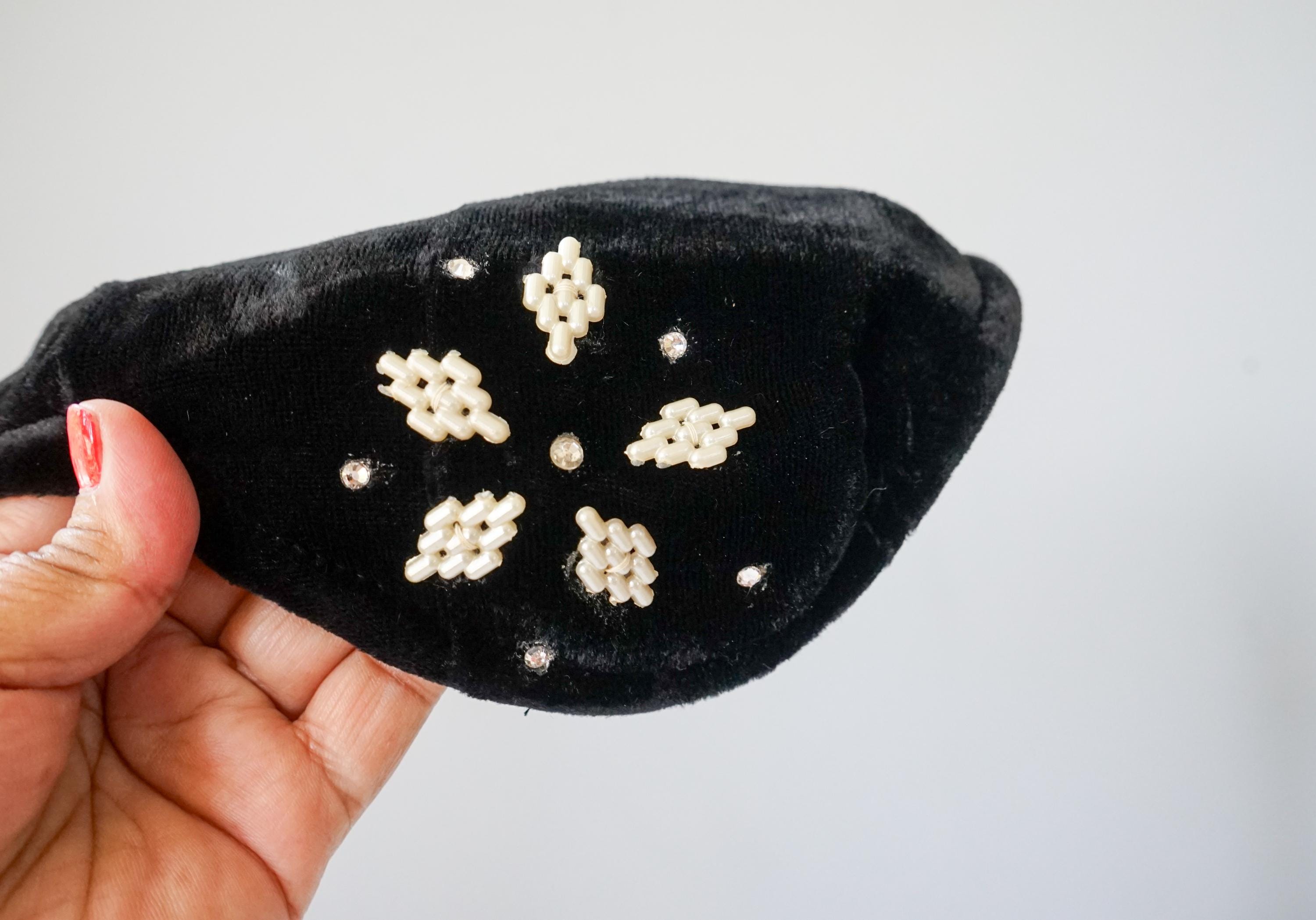 GLAMOROUS 1950s\' DESIGNER CUSTOM MADE VELVET, PEARLS & BEADS COCKTAIL HAT Glamorous hats from the 1950 main image 3