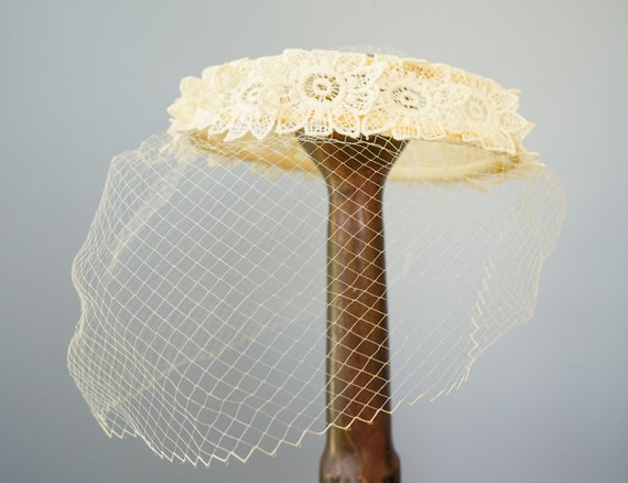 Vintage Floral Lace Whimsy Hat with Hat Box, 1950… - image 7