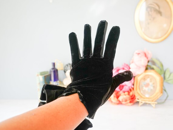 Vintage Black Velvet Ladies Gloves Fownes/ 1950s-… - image 3