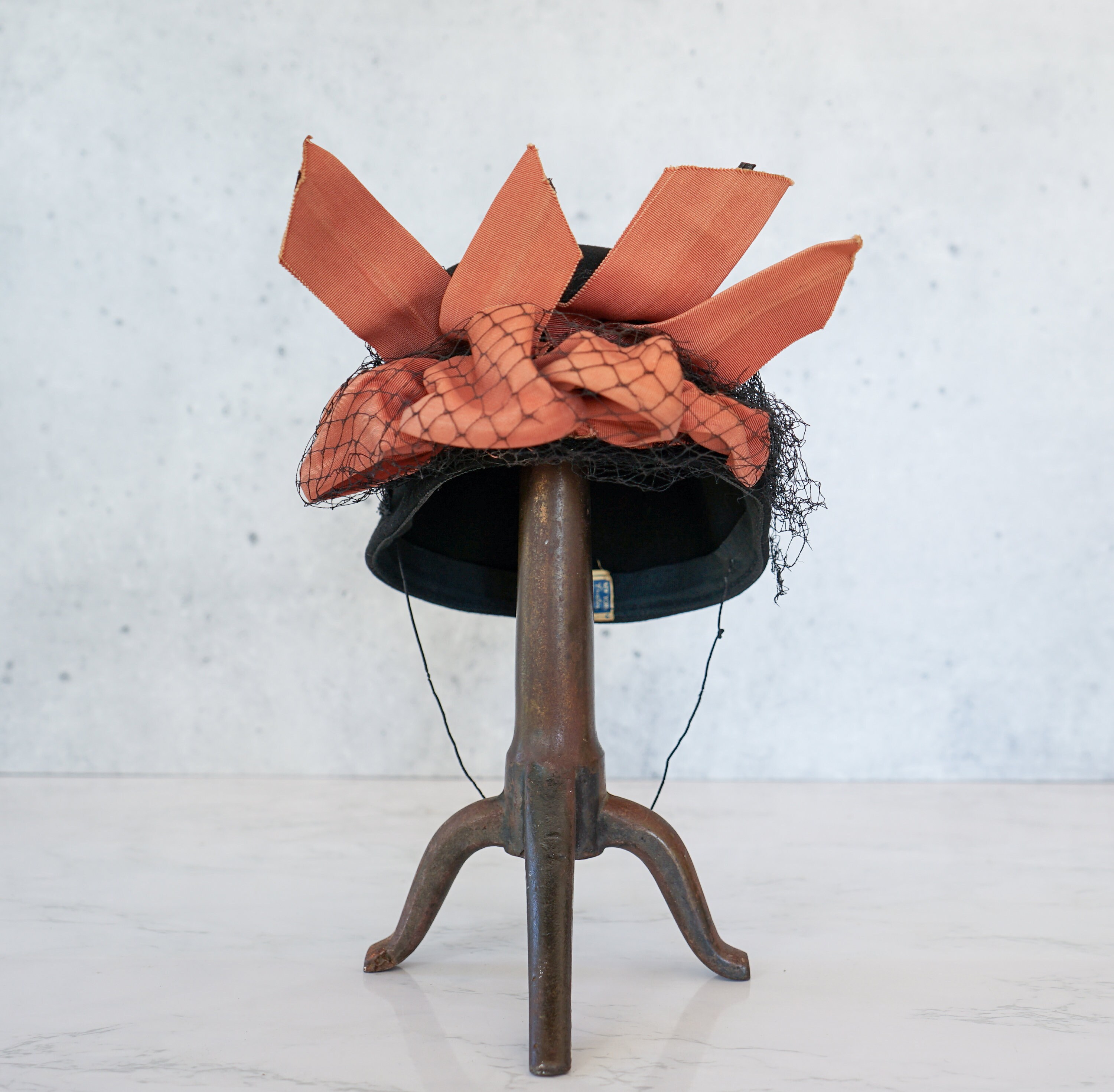 Vintage Ruwak Phipps Feather Mesh Pillbox Hat Brown Satin Ribbon Bow 1940s 40s Vintage Brown Velvet Hat With Feathers, 1950s Evening  main image 4