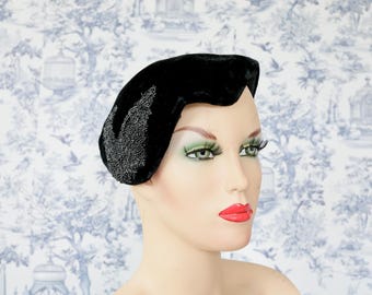 Demi-chapeau vintage en velours orné de perles, style rétro années 1950, idéal pour un mariage ou un automne.