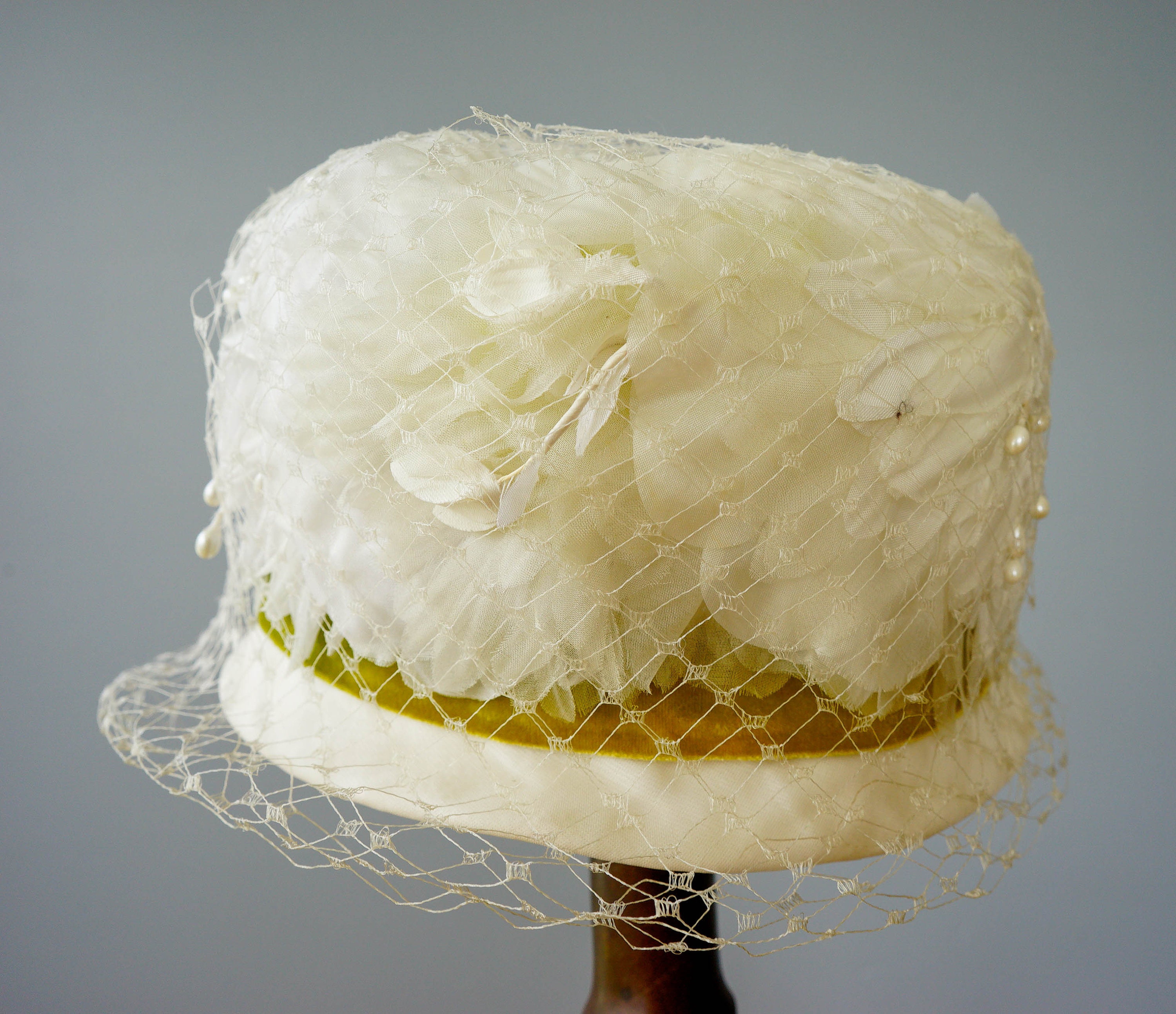 Vintage Champagne Straw Cloche Hat Floral Chiffon Ribbon Wedding Church Garden‎ Vintage Straw Floral Cloche Hat, 1950s-60s Hat, Vintage Hat  main image 4