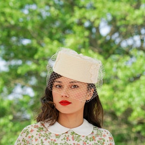 Vintage Floral Straw Pillbox Hat with Veil, 1980-90s Hat, Vintage Hat, Wedding Bridal Hat, Church Hat, Garden Party Hat, Vintage Women Hat