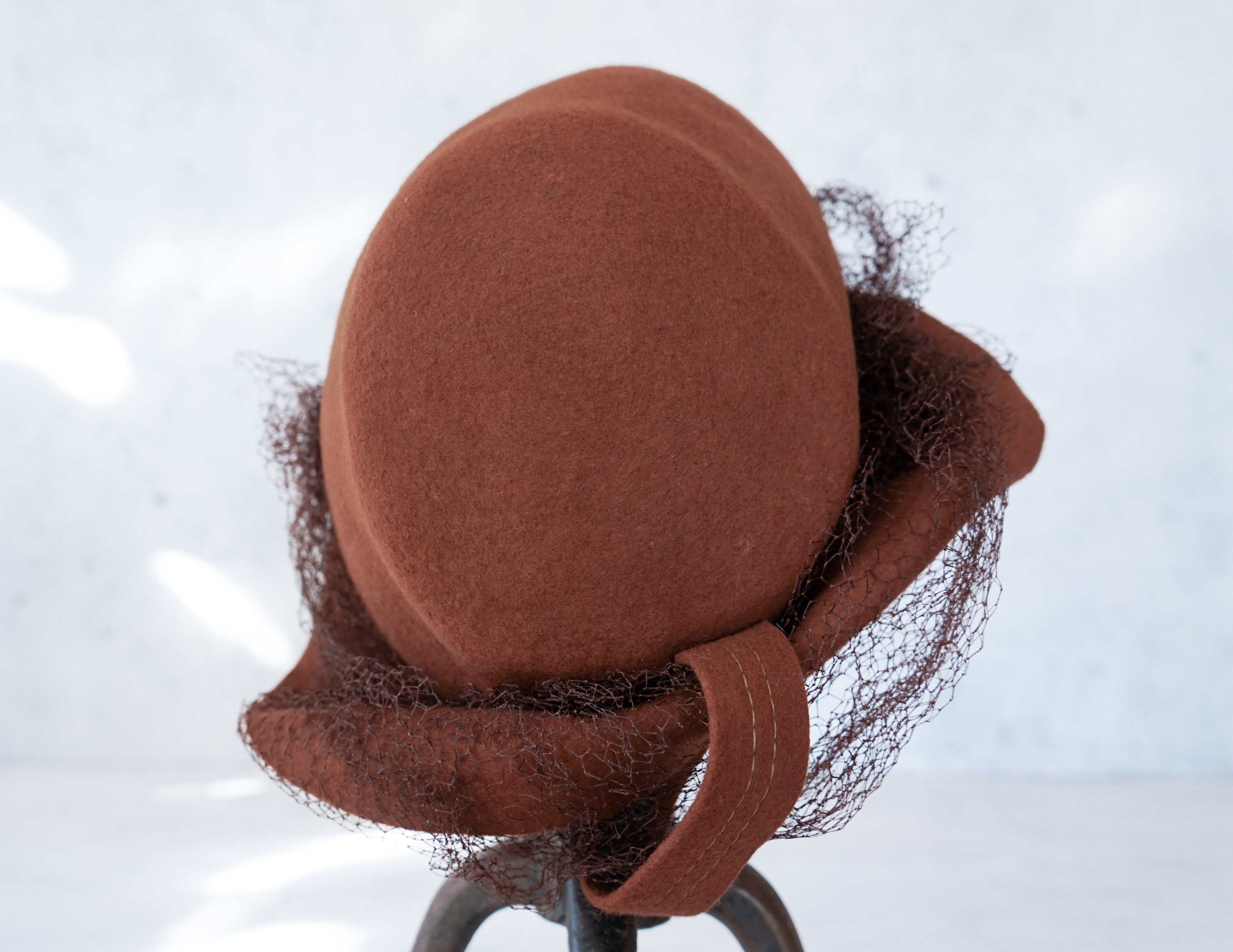 SENSATIONAL 1940s\' BROWN FELT TILT HAT WITH RUST FEATHER SPRAY AND HEAVY VEIL Vintage 1940s Wool Feather Tilt Fascinator Hat, Tilt Topper  main image 4