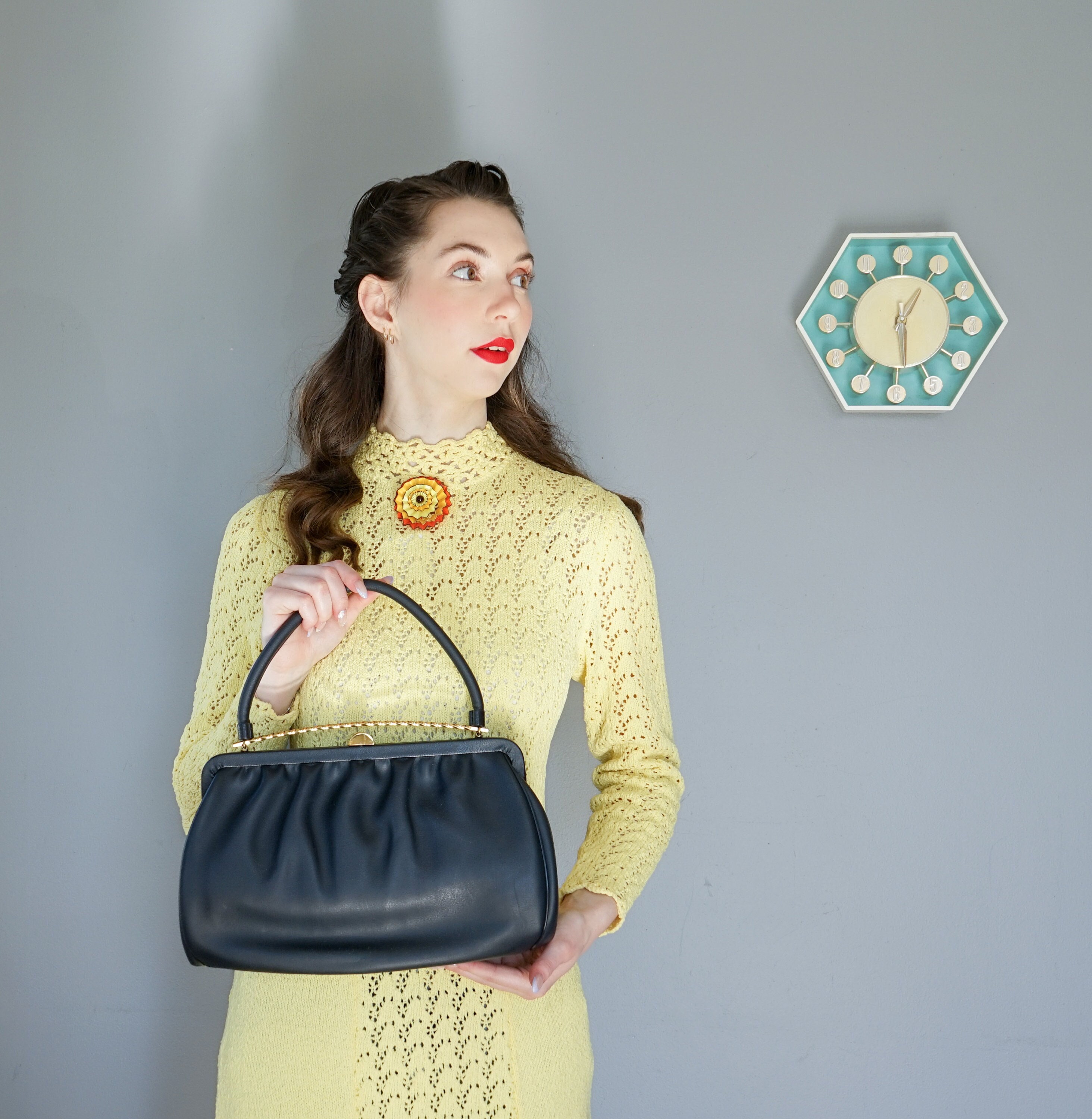 * vintage purse ୨୧ .·*° 貝がらの 小物入れ がま口 Vintage Faux Leather Floral Framed Purse/ 1950s Purse/ Vintage