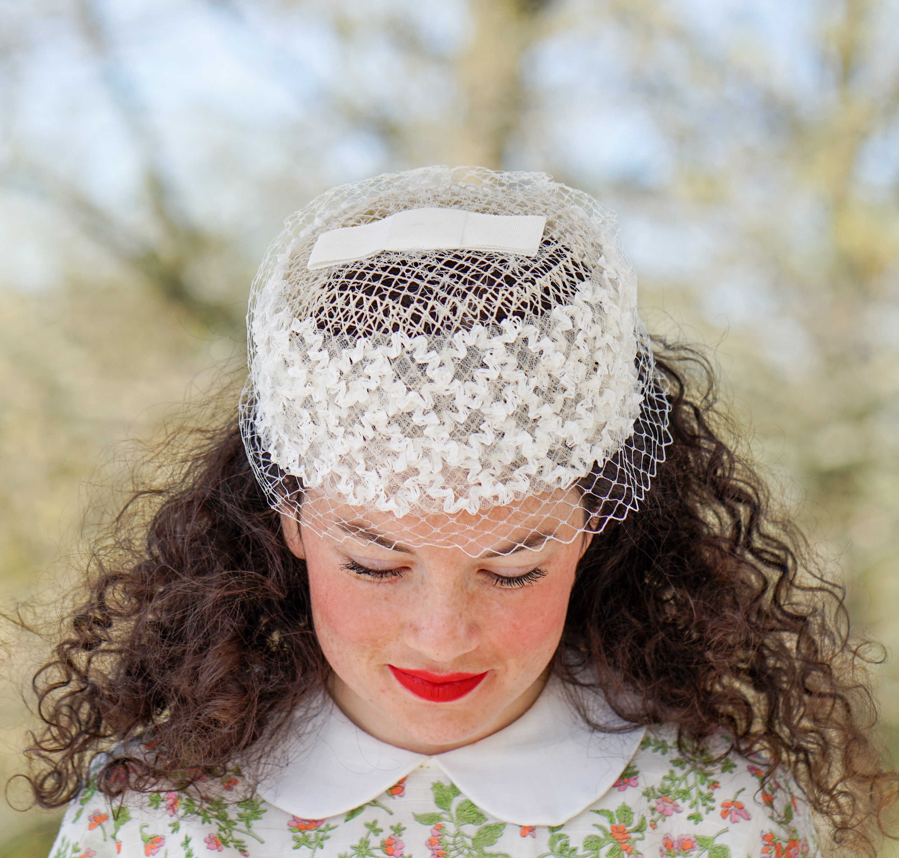VTG 1950s–1960s Modern Miss Blue & Gold Brocade Pillbox Cocktail Hat with Veil Fascinator Blue 1950s Vintage Hats for Women for sale | eBay main image 4