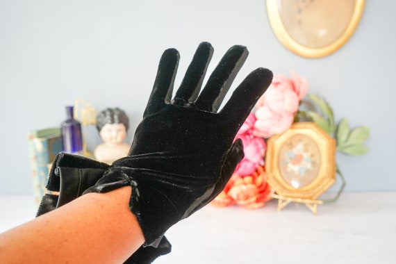 Vintage Black Velvet Ladies Gloves Fownes/ 1950s-… - image 1