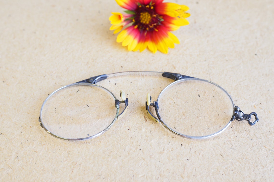 pince nez round frame glasses
