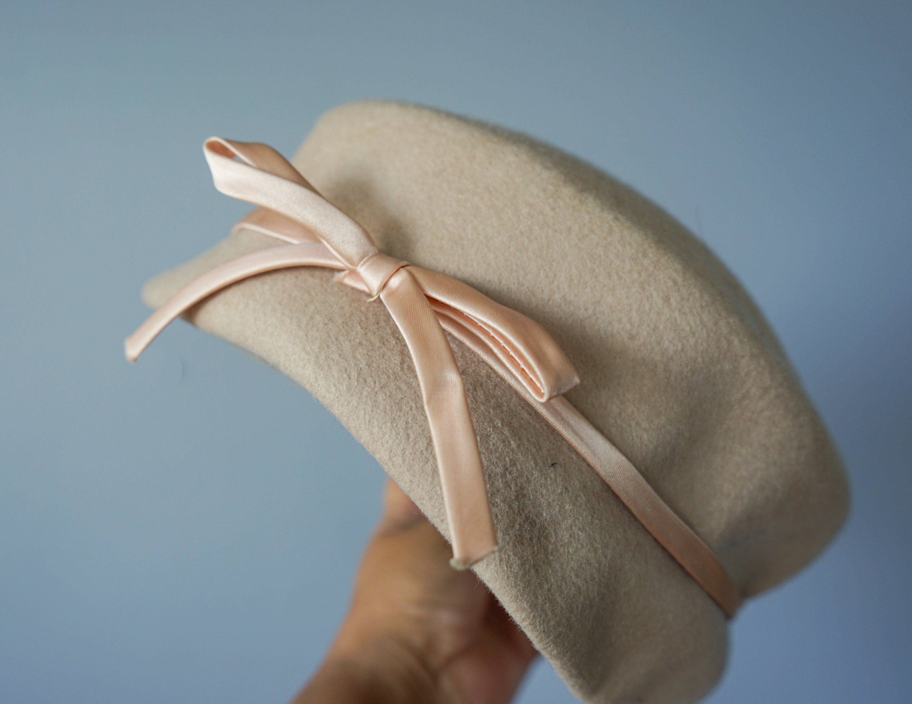 Merrimac Vintage Wool Felt Cloche Hat Beige Oatmeal Grosgrain Bow Ribbon Pin Womens 1920s Vintage Wool Blend Cloche Church Hat Winter  main image 3