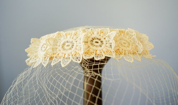 Vintage Floral Lace Whimsy Hat with Hat Box, 1950… - image 6