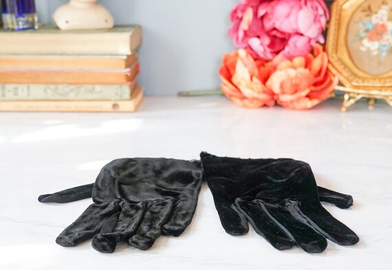 Vintage Black Silk Velvet Beaded Ladies Gloves Fo… - image 6