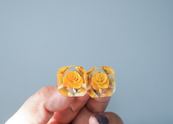 Vintage Carved Lucite Floral Earrings/ 1940s-50s … - image 6