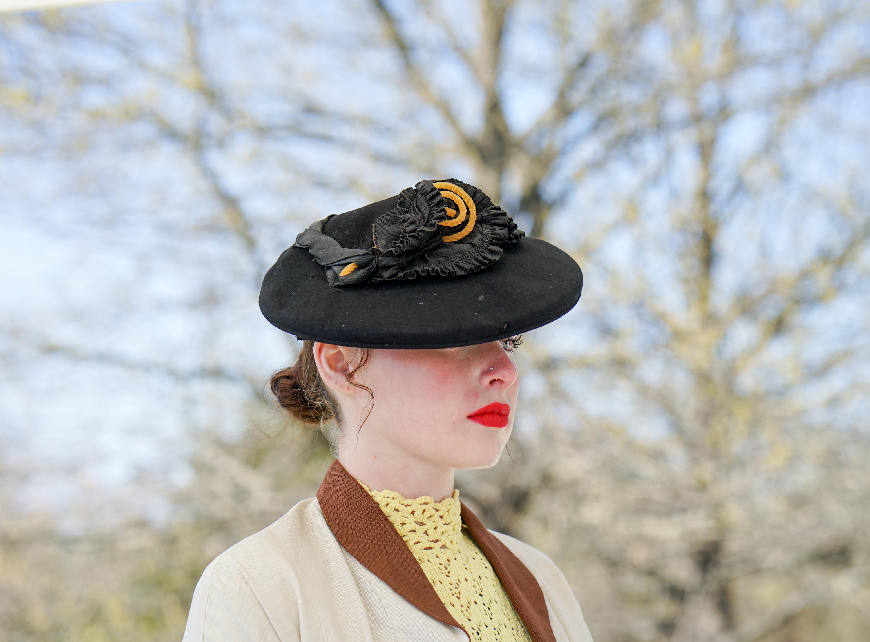 ORNATE 1930s\' NAVY FELT TILT HAT WITH IVORY CURLY BAND TRIM + NAVY VEIL Vintage Navy Hat With Wide Brim and Dramatic Organza Loops  main image 4