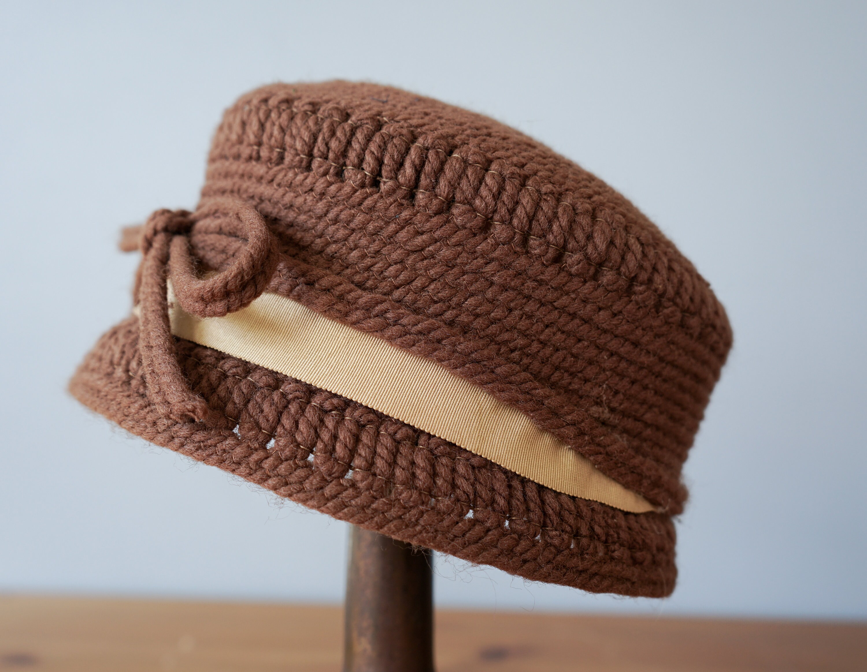 1940s 50s knit cloche hat with wide brim by Everitt Needlepoint Original Size 23 1940s 50s Green Knit Wool Beanie Hat With Rolled Brim - Etsy main image 3