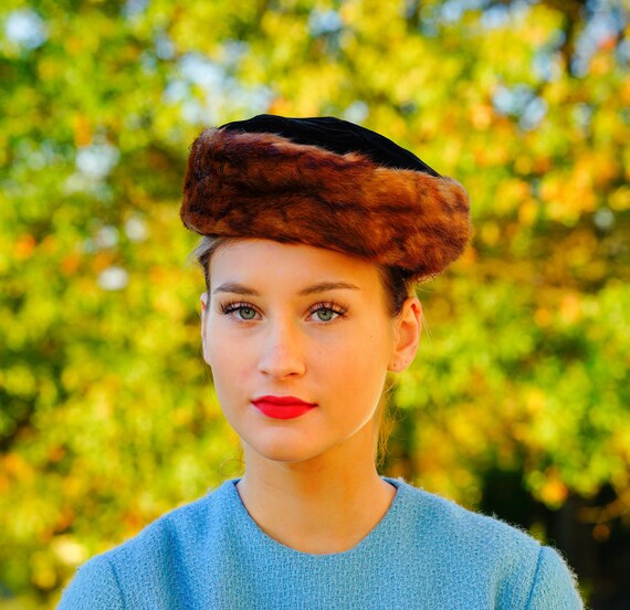 Vintage Fur Pillbox Hat: 1950s Women Midcentury Retro Fall  display picture 2