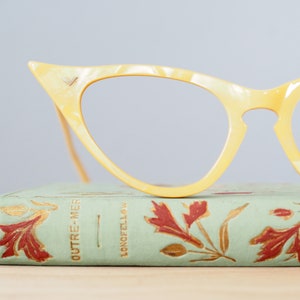 Vintage-Brille aus den 1960er Jahren, Cateye-Stil, Rockabilly-Brille von Victory Optical, Marmor-Gelbton, Neuware aus altem Lagerbestand Bild 6