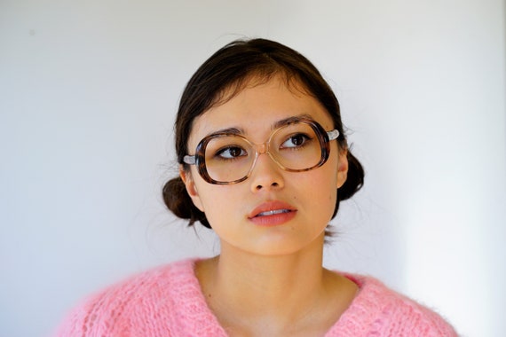 Vintage tugging model glasses