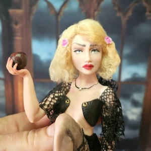 OOAK Fairytale Villain Art Doll – Evil Queen Sculpture with Apple & Removable Wig – Handmade Collectible