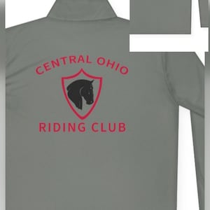 Peut inclure: Un pull gris à manches longues et fermeture éclair au col, arborant au dos un logo en forme de bouclier rouge avec une silhouette de cheval noire et le texte CENTRAL OHIO RIDING CLUB, et un logo assorti plus petit sur la poitrine gauche.