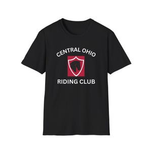 Peut inclure: Un t-shirt noir à manches courtes avec un motif sur la poitrine. Le motif comprend le texte blanc "CENTRAL OHIO" au-dessus et "RIDING CLUB" en dessous d'un écusson rouge contenant la silhouette noire du profil d'une tête de cheval.