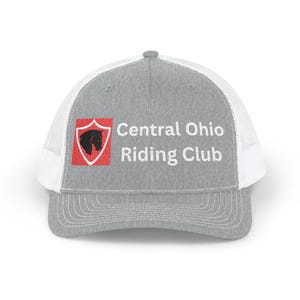 Peut inclure: Une casquette trucker gris chiné avec des panneaux arrière en maille blanche. L'avant présente un emblème en forme de bouclier rouge avec une silhouette de cheval noire et le texte brodé blanc Central Ohio Riding Club.
