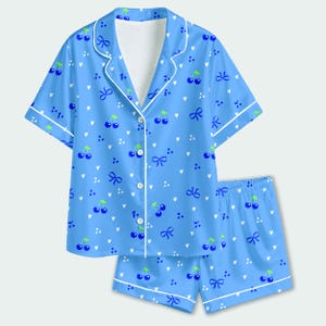 Conjunto de pijama de satén con lazo de arándanos, cintas con pequeños corazones de bayas y un divertido estampado de frutas azules para una cómoda ropa de dormir.
