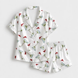 Kleurrijke satijnen pyjamaset met kreeftenprint, blauwe strik en gestreept zeevruchtenpatroon voor een comfortabele nachtrust.