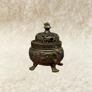 Vintage Bronze Dragon Incense Burner, 3-Leg Foo Dog Lid Censer, Antique Style Tiny Incense Holder for Meditation Home Altar Decor